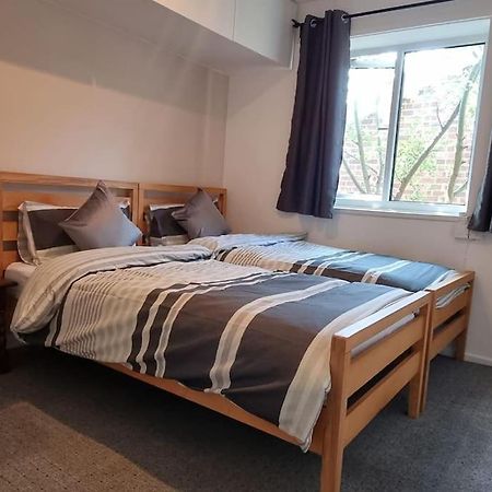 Spacious 2 Bed Bungalow Енфийлд Екстериор снимка