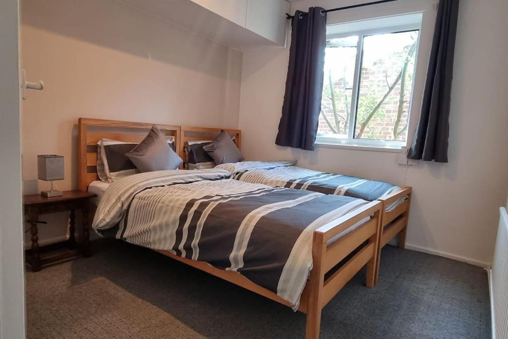 Spacious 2 Bed Bungalow Енфийлд Екстериор снимка