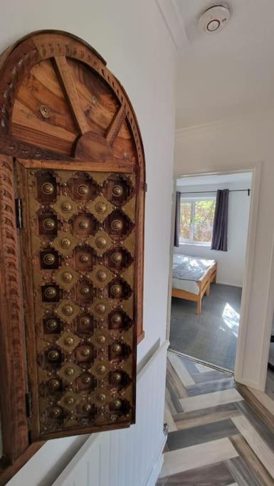 Spacious 2 Bed Bungalow Енфийлд Екстериор снимка