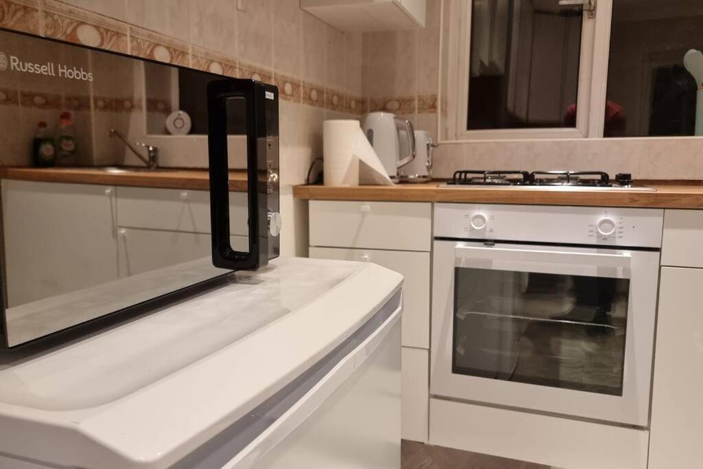Spacious 2 Bed Bungalow Енфийлд Екстериор снимка