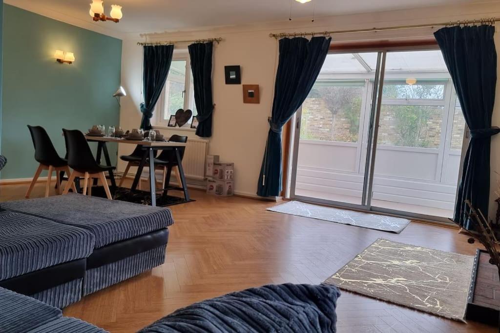 Spacious 2 Bed Bungalow Енфийлд Екстериор снимка