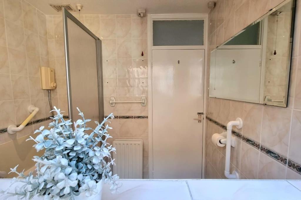Spacious 2 Bed Bungalow Енфийлд Екстериор снимка